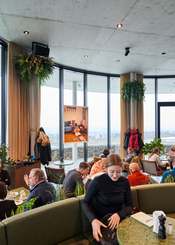Sur les hauteurs de la ville, avec la forêt toute proche, le Rondell - Café am Cobenzl donne l’illusion d’être en pleine campagne. L’intérieur a été pensé par les designers de Krœnland. Les photographies vintage (de Weronika Gesicka) sont aussi insolites que leur installation devant les baies vitrées.