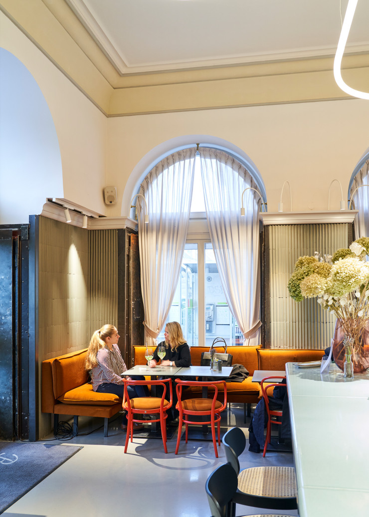 Le Cafe Bellaria a été repensé par le Büro KLK qui a préservé le charme des lieux, ses anciens volets intérieurs en fer et sa coupole de 5 mètres de haut. Le fauteuil 209 (Thonet), en rouge intense, fait le lien entre tradition et modernité.