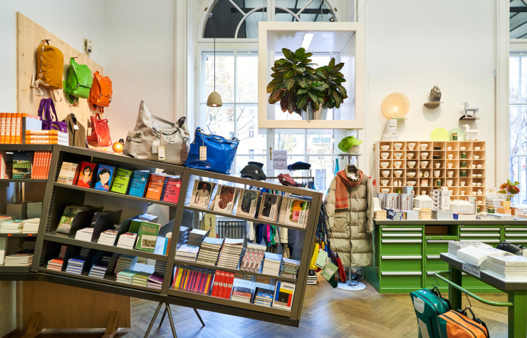 La boutique du MAK propose du design, des livres et une sélection de vêtements vintage.