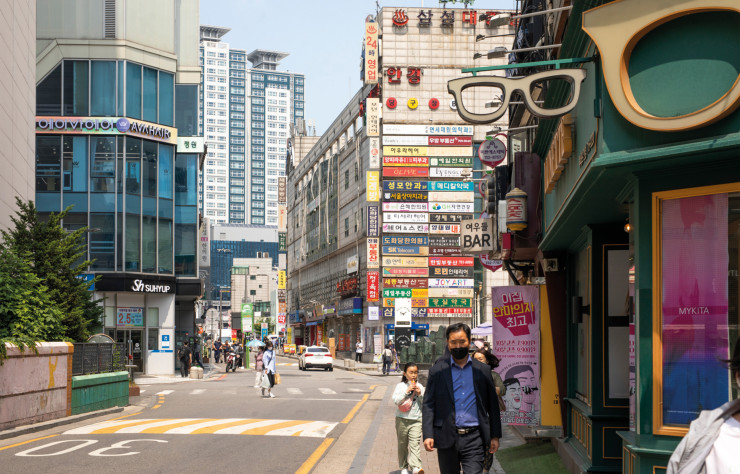 Au bord du fleuve Han, les immeubles du quartier de Mangwon fourmillent d’enseignes, de néons, de logos, traduisant toutela frénésie commerciale qui anime Séoul depuis les années 70 et 80.