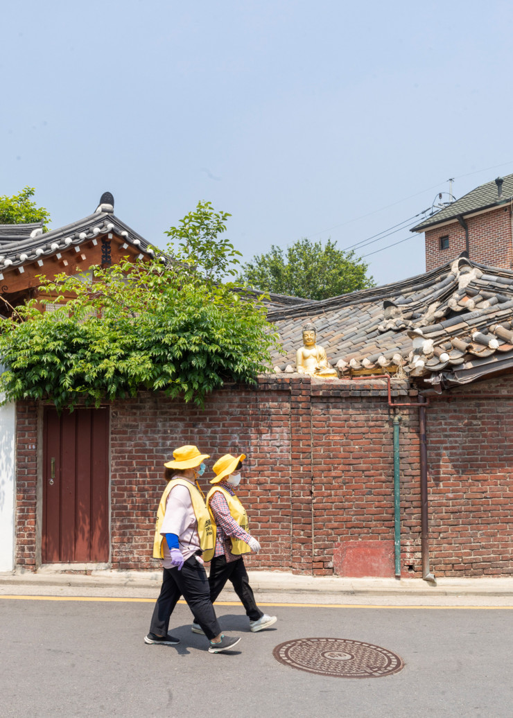 Une ruelle tranquille de Seochon, quartier historique où subsistent des hanok, ces maisons traditionnelles faites de murets de brique et de toits de tuiles sinisants.