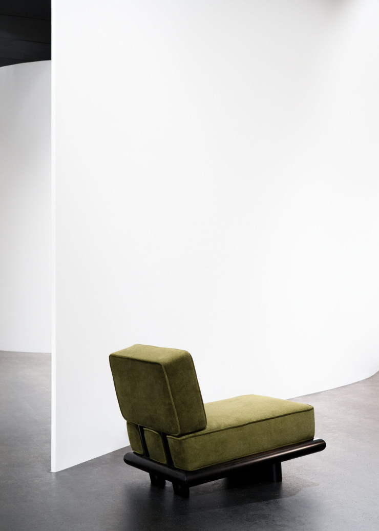 Le fauteuil Ono, de chêne et de velours, existe en version canapé.