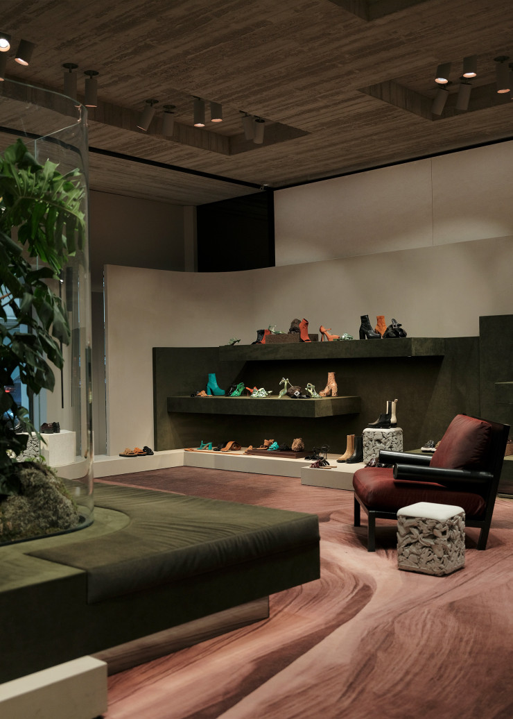 Signée Glenn Sestig Architects, la somptueuse boutique de Virginie Morobé a ouvert en décembre. Les collections de chaussures sont présentées sur deux étages dans une atmosphère quasi hollywoodienne.