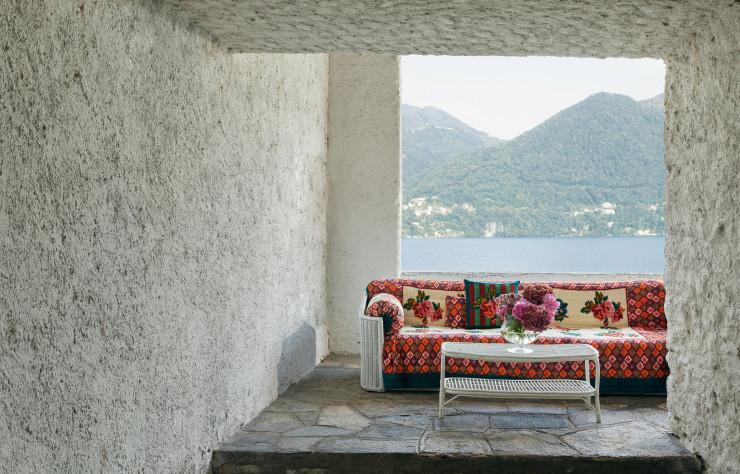Pièces chamarrées ou imprimés éclatants de couleurs, les collections mode et maison 2023 signées Lisa Corti sont une ode au voyage… et à la baie de Naples.