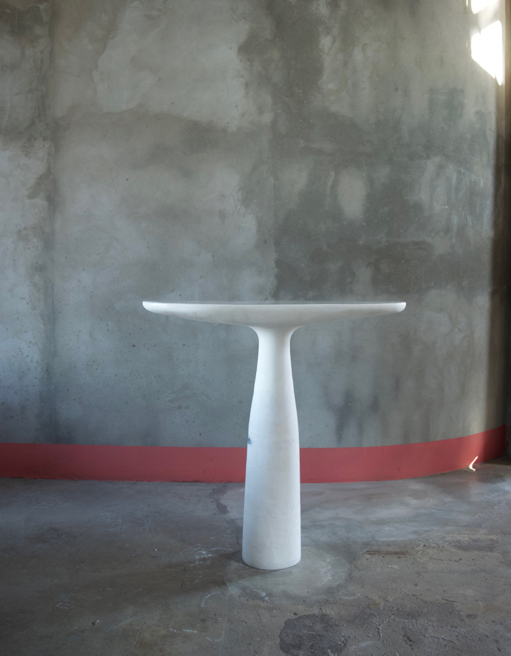 Une table en sel de la designer Roxane Lahidji, sur le stand d’Object with narratives.