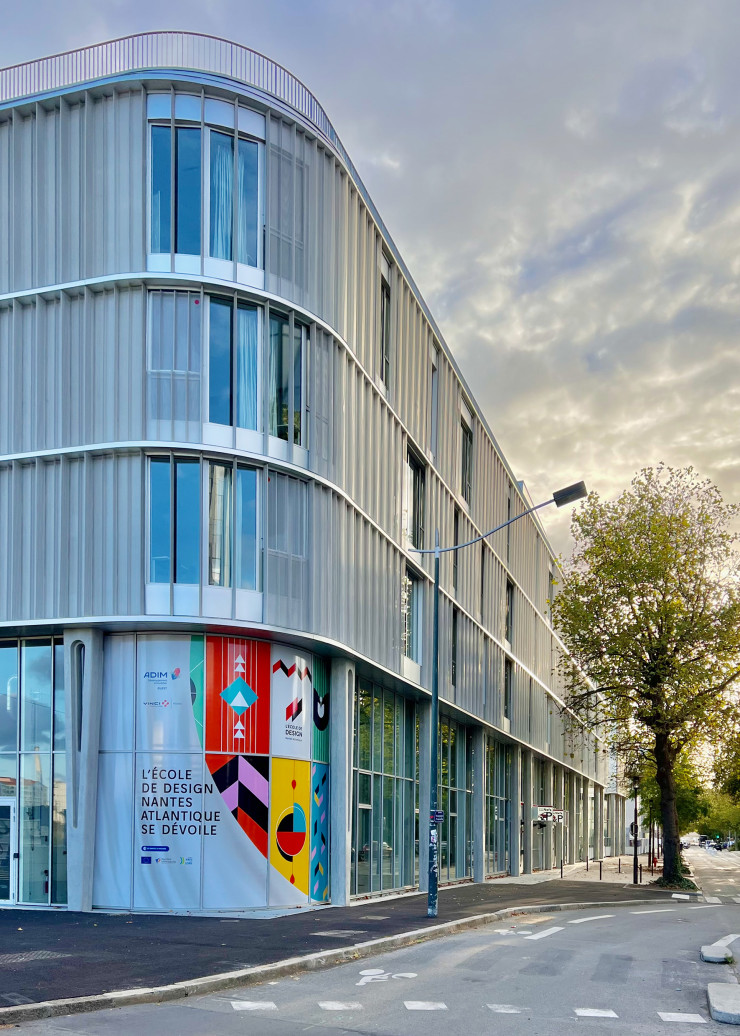 Le nouveau bâtiment de l’école de design Nantes Atlantique, qui répond à la croissance des effectifs, se déploie autour d’un atrium central où les différents publics peuvent évoluer et se rencontrer en toute fluidité.