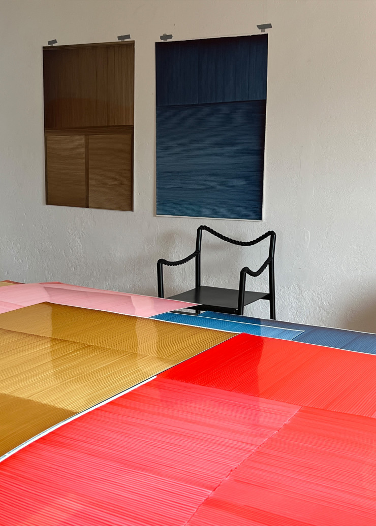 Dessins de Ronan Bouroullec dans son atelier en Bretagne, chaise Rope (2020, Artek).