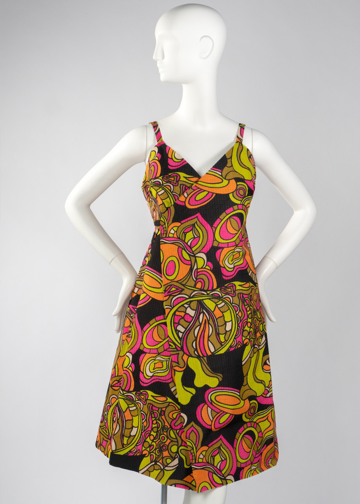 Robe portefeuille de la marque James Sterling Paper Fashions (1966-1967). Imprimé sur Kaycel. Collection du Phoenix Art Museum, don de Mme Kelly Ellman.
