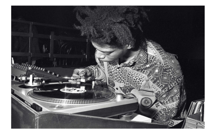 En complément de son activité de peintre, Jean-Michel Basquiat avait aussi pour habitude de passer des disques dans des clubs, ici l’Area club en 1984.