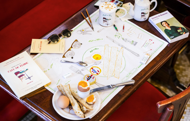 Le fameux croissant au beurre, les incontournables œufs à la coque et le chocolat chaud se retrouvent également sur un set de table et un plateau.