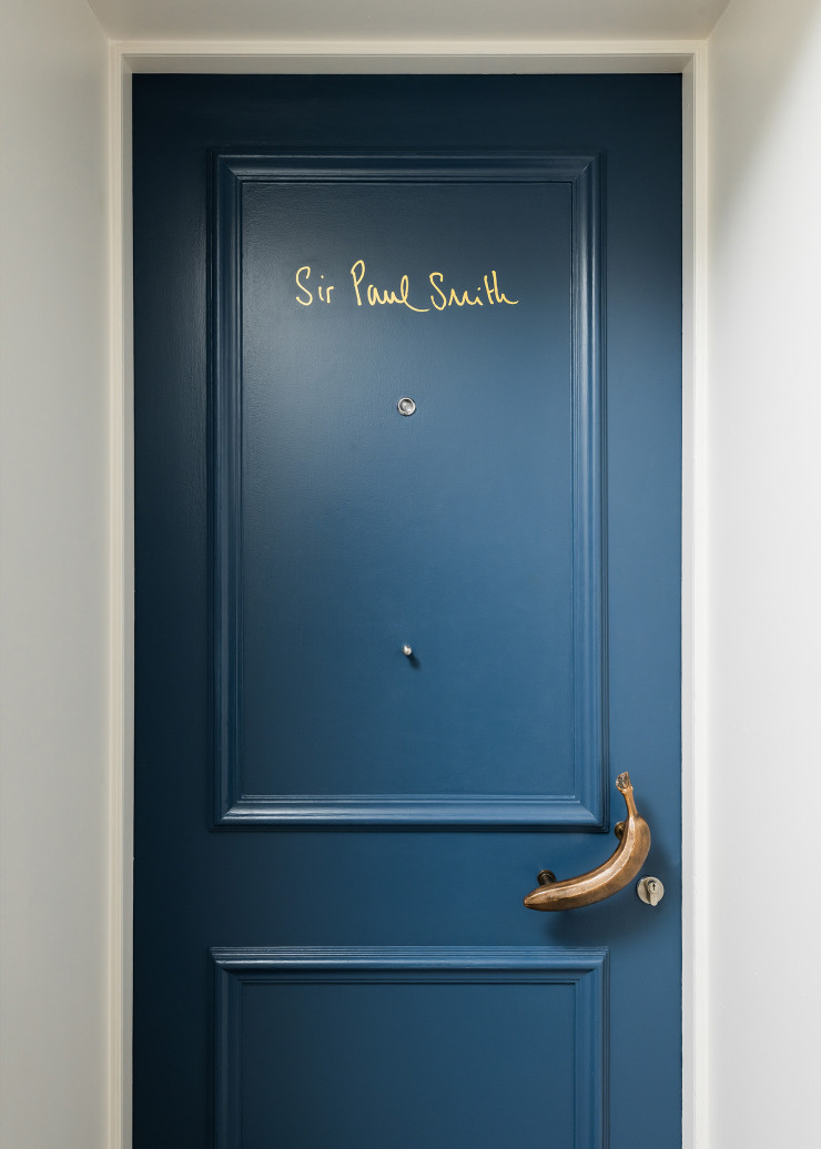 Le designer aime à dire avoir « toujours pensé aux portes et aux poignées de porte comme à une poignée de main ». Ici, la banane en bronze est un clin d’œil à son humour et à sa fantaisie.