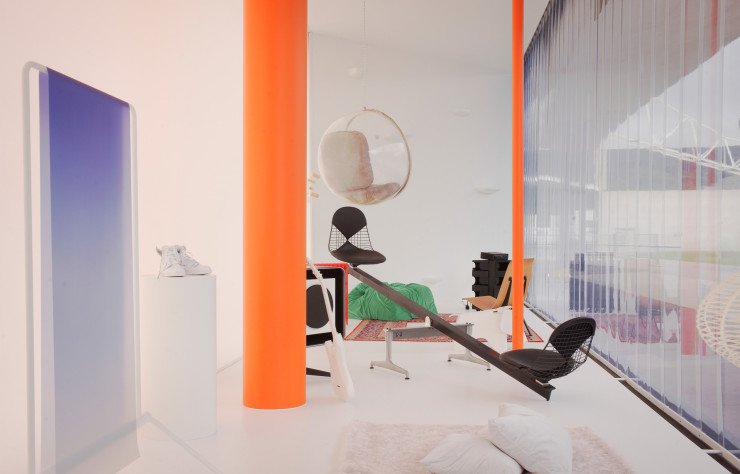 L’installation Twentythirtyfive, exposée en 2019 dans la caserne de pompiers du Vitra Campus, en Allemagne. Abloh s’y est notamment saisi de la lampe murale Petite Potence et du fauteuil Antony, de Jean Prouvé, pour en faire des séries dérivées, le siège s’habillant par exemple d’une assise en Plexiglas et d’une structure orange.