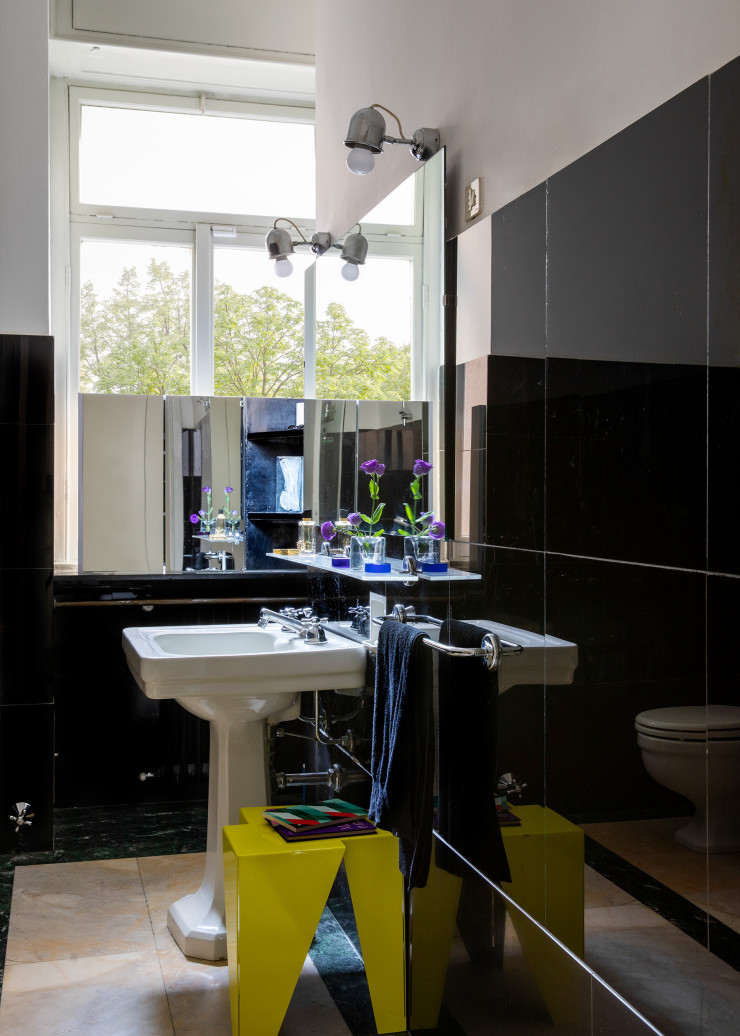 Dans la salle de bains, table d’appoint, design Fadi Mansour (2011).