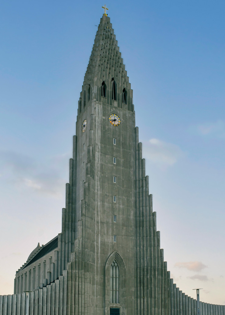 Avec ses 74,5 m de haut, Hallgrímskirkja, située en centre-ville de Reykjavík, est aujourd’hui l’une des icônes de l’Islande. Conçue par Guðjón Samúelsson, sa construction a duré de 1945 à 1986. Son style rappelle l’architecture expressionniste de l’église de Grundtvig, à Copenhague, dessinée par Peder Vilhelm Jensen-Klint.