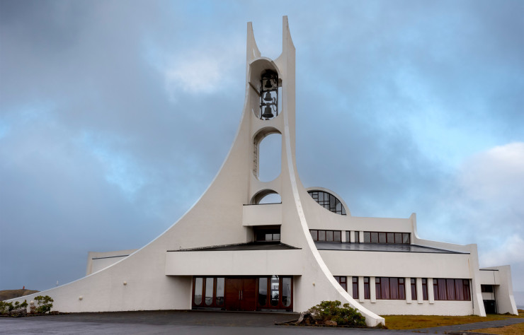 Stykkishólmskirkja, dans la baie de Maðkavík, dresse son clocher tout en courbes. Imaginée par l’architecte Jon Haraldsson, l’église en béton – comme la plupart des édifices religieux islandais – a été inaugurée le 6 mai 1990.