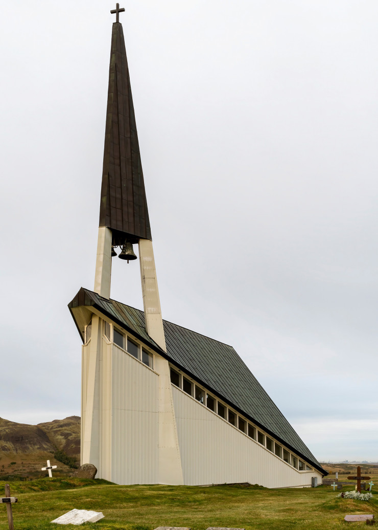 Près de Reykjavík, Stóra Dalskirkja et Mosfellskirkja, construites respectivement en 1969 et en 1965, ont été imaginées par Ragnar Emilsson. Leur forme triangulaire très caractéristique s’inspire des anciennes habitations en tourbe, aux toitures en forte pente. À noter, les fenêtres de Mosfellskirkja placées sous l’avant-toit.