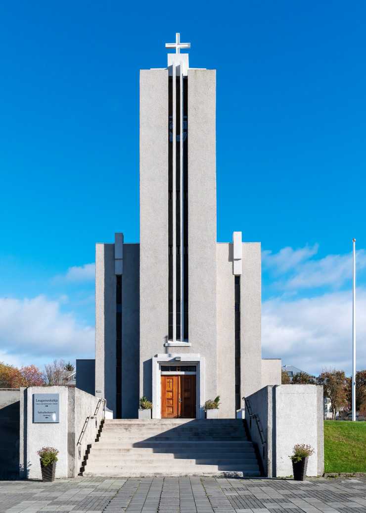 L’apparence austère de Laugarneskirkja, située à Reykjavík, répond à une volonté de Guðjón Samúelsson, qui pousse ses recherches vers un modernisme plus tranché. L’église a été achevée en 1949.