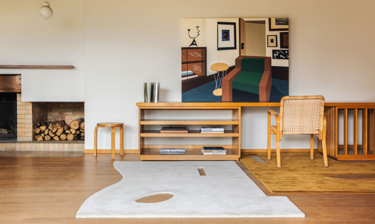Les matériaux et le mobilier qui composent la Villa Carré d’Alvar Aalto servent d’écrin à la présentation de la collection-capsule des tapis de Garance Vallée.