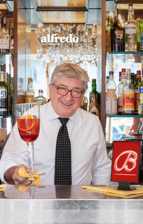 Maurizio Stocchetto, propriétaire du Bar Basso, tient le verre imaginé par son père Mirko.