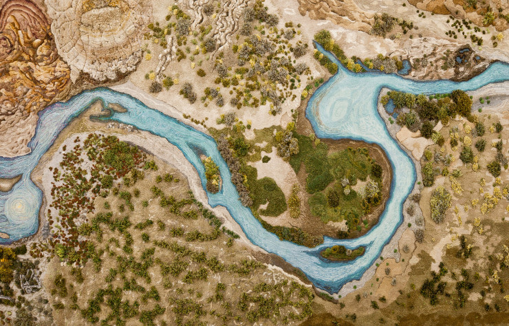 Santa Cruz River (2017), tapisserie en laine tuftée à la main d’Alexandra Kehayoglou, met en lumière un paysage menacé de changements irréversibles par la construction d’un barrage en Argentine.