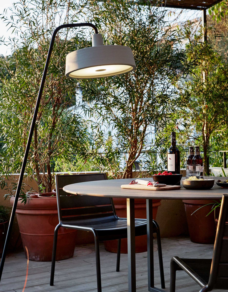 Plantation en pot d’un brise vue végétale avec une installation d’un éclairage Soho de Joan Gaspar afin d’ajouter une touche de modernité.