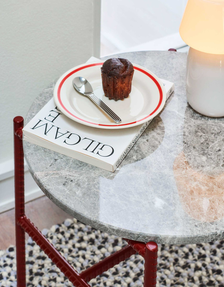 Table d’appoint Rebar en marbre gris, assiette Sobremesa Hay