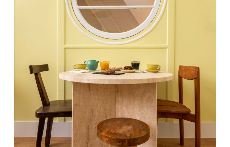 Le choix des matériaux (ici du bois pour les assises et du travertin pour la table) fait directement référence à la pratique de la sculpture, chère à Antoine Bourdelle.