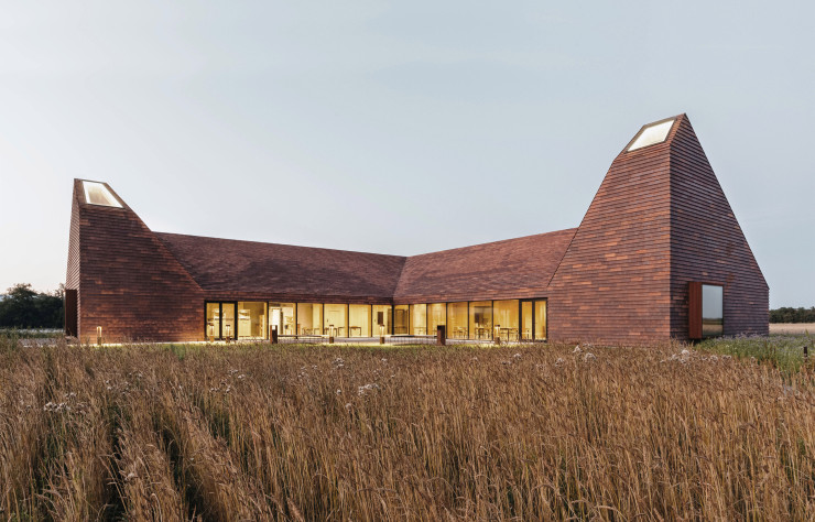 Situé à Hjørring, dans le Jutland (Danemark), la Kornets Hus (maison du grain) met la céréale au cœur d’un projet architectural au service des problématiques agricoles, alimentaires et culturelles.