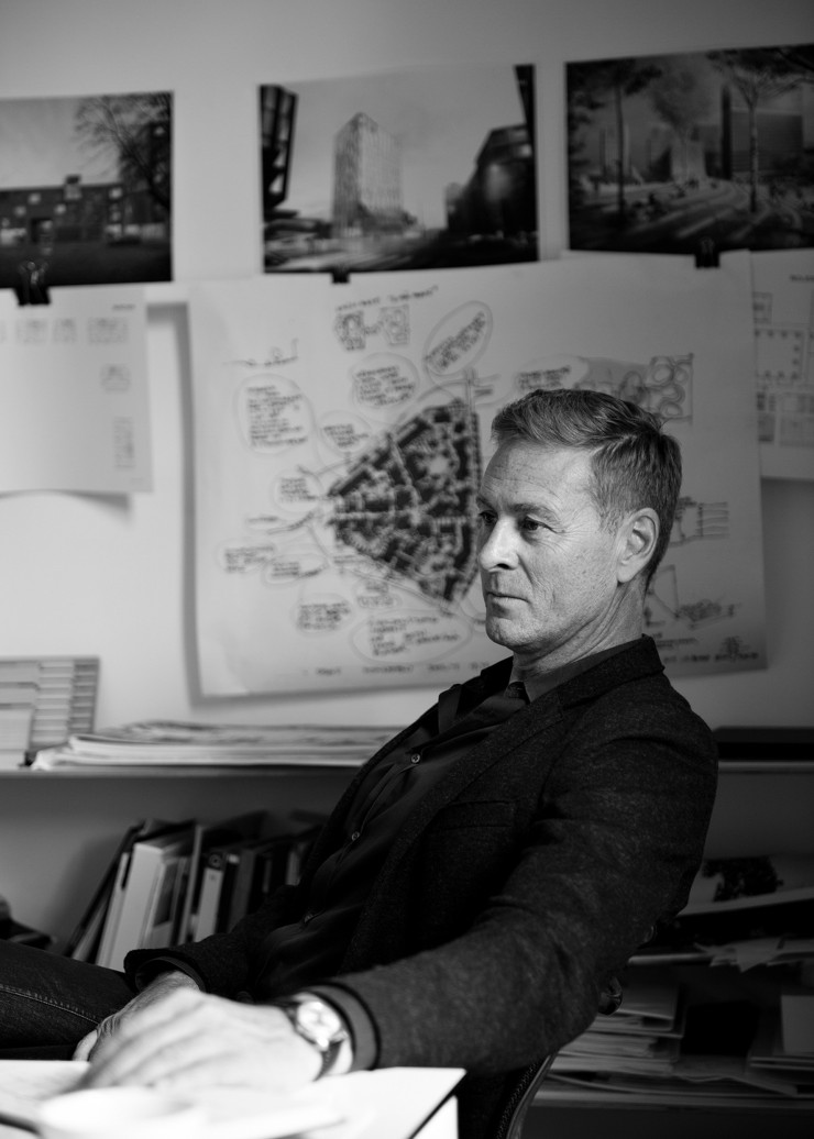 Reiulf Ramstad dans son agence Reiulf Ramstad Arkitekter, fondée à Osloen 1995 et qu’il dirige avec sa femme, Kristin Stokke Ramstad.