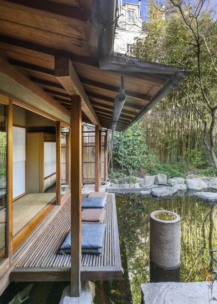 Dans le jardin, cerisiers et érables, bambous, genévriers, lichens, mousses, rochers et cascades imitent le calme et la sérénité du paysage japonais.