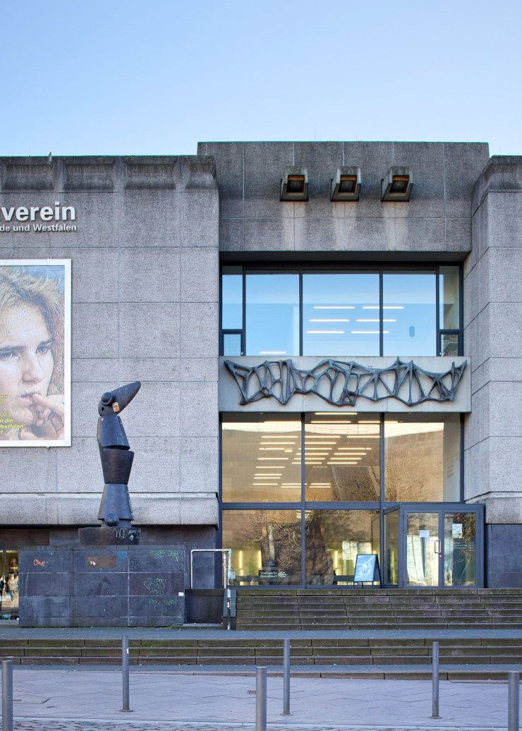 En façade de la Kunsthalle, les créations de Max Ernst, de Joseph Beuys et de Michael Heizer, entre autres, font du bâtiment brutaliste une œuvre d’art.
