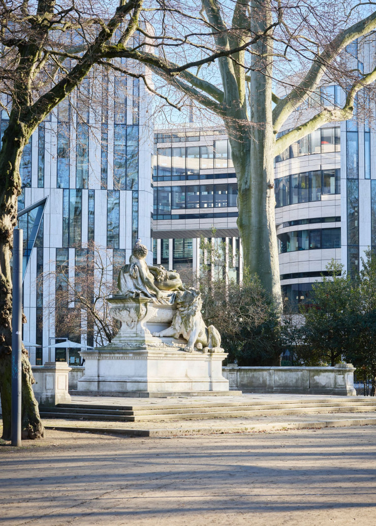 Inauguré en 1892, à Düsseldorf, le monument aux morts du Hofgarten conserve toute sa solennité devant le Kö-Bogen I de l’architecte Daniel Libeskind.
