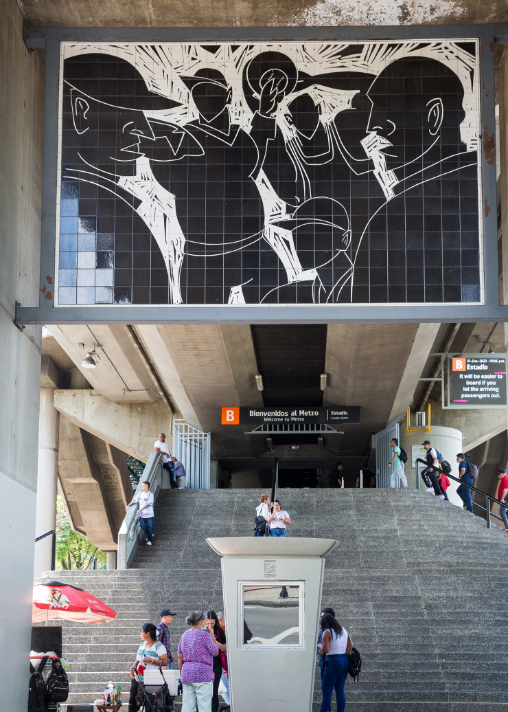 Dans le quartier de Laureles, l’entrée de la station de métro Estadio est surmontée d’une monumentale fresque publique réalisée par l’artiste Felix Angel.