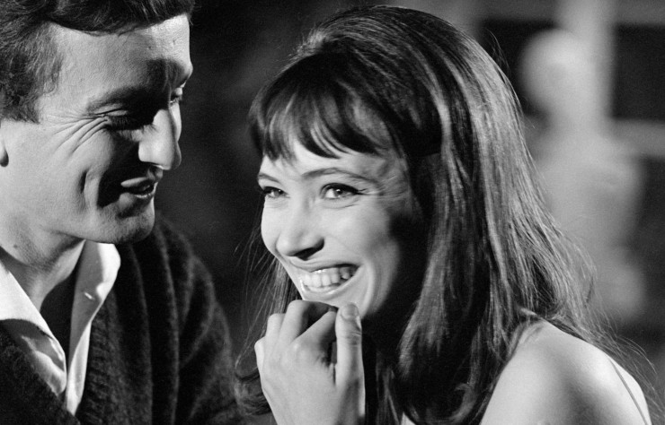 Claude Rich (1929-2017), acteur français et Anna Karina (1940-2019), actrice franco-danoise, sur le tournage du film « Ce soir ou jamais » de Michel Deville. France, 1961.