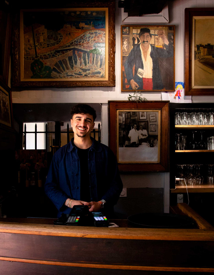 Antoine, jeune vingtaine, vient de reprendre la gestion des Templiers, l’hôtel-restaurant incontournable de Collioure. Tous les murs sont décorés de tableaux hérités des artistes venus séjourner sur place.