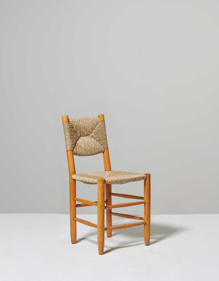 CHARLOTTE PERRIAND. Chaise en bois avec dossier et assise en paille, Ca. 1963