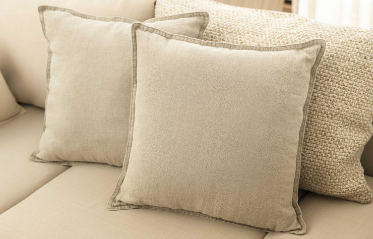 Un coussin en lin pour sublimer votre canapé avec élégance et confort.