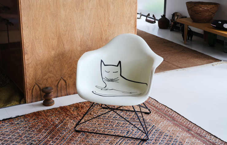 La chaise de Ray et Charles Eames est ici ornée d’un chat par Saul Steinberg et éditée par Vitra. – Photo prise à la Eames House.