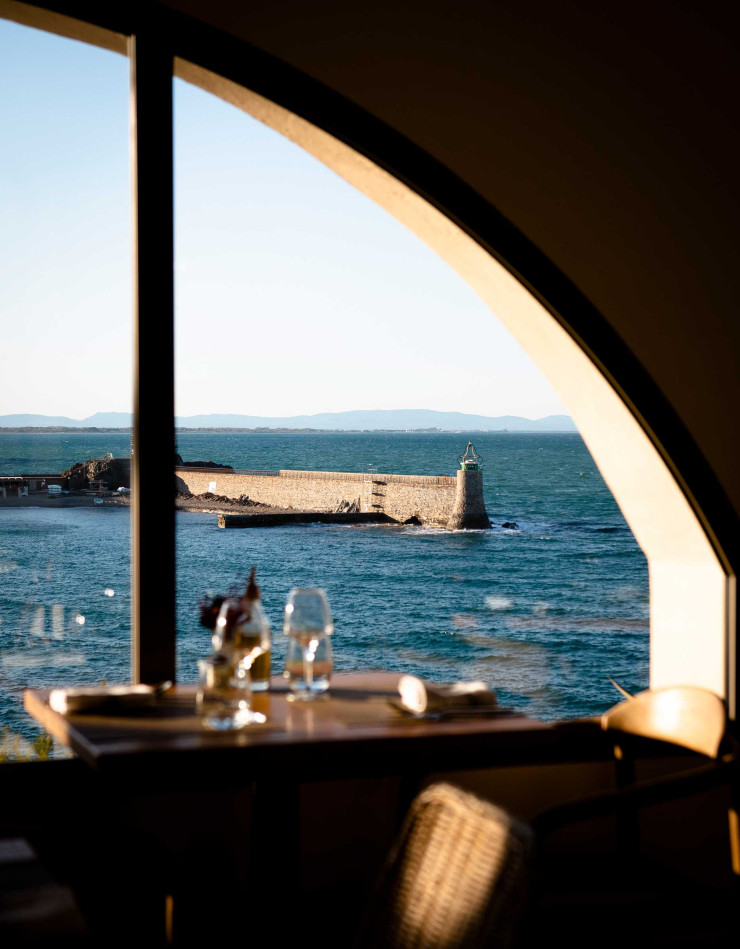 Vue du port de Collioure depuis la salle du restaurant La Mama, attenant à l’hôtel des Roches Brunes, à Collioure.