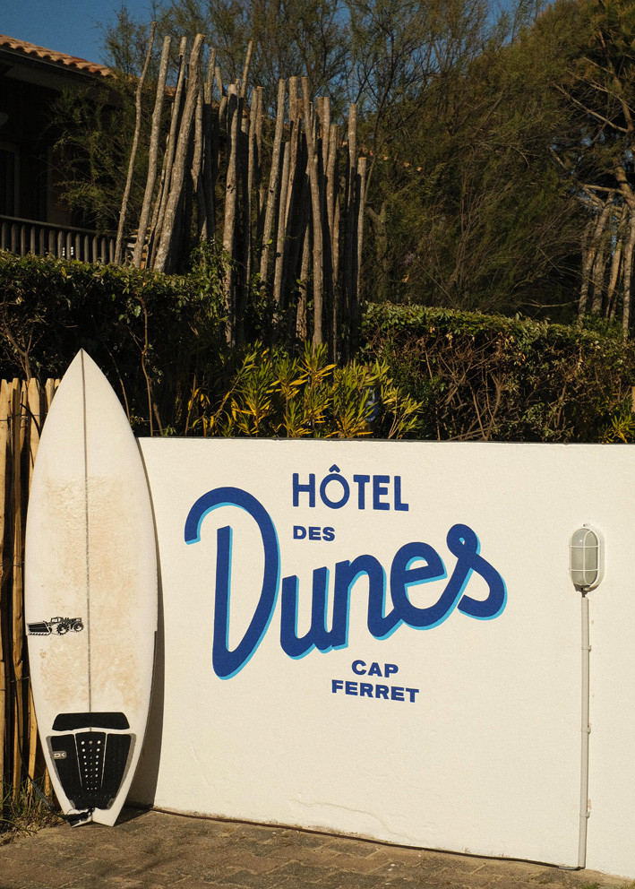 L’Hôtel des Dunes a été conçu dans l’esprit des surf lodges de la West Coast californienne.