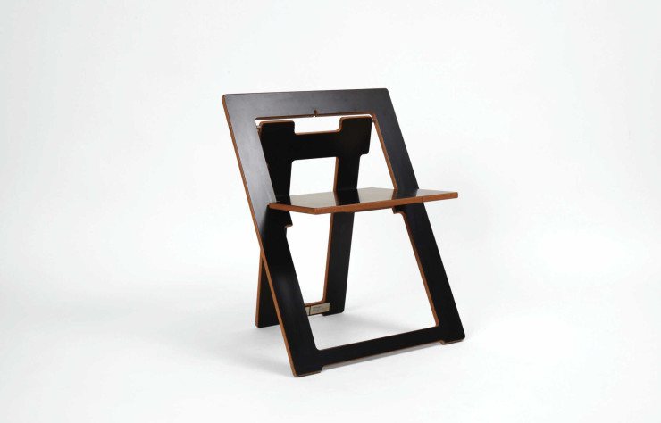 Dans la partie de l’exposition consacrée à l’histoire du design au Liban dans les années 60 est présentée la chaise pliante Space des frères italiens Francesco et Aldo Piccaluga. Elle fut produite sur place, pour Interdesign, en 1965.