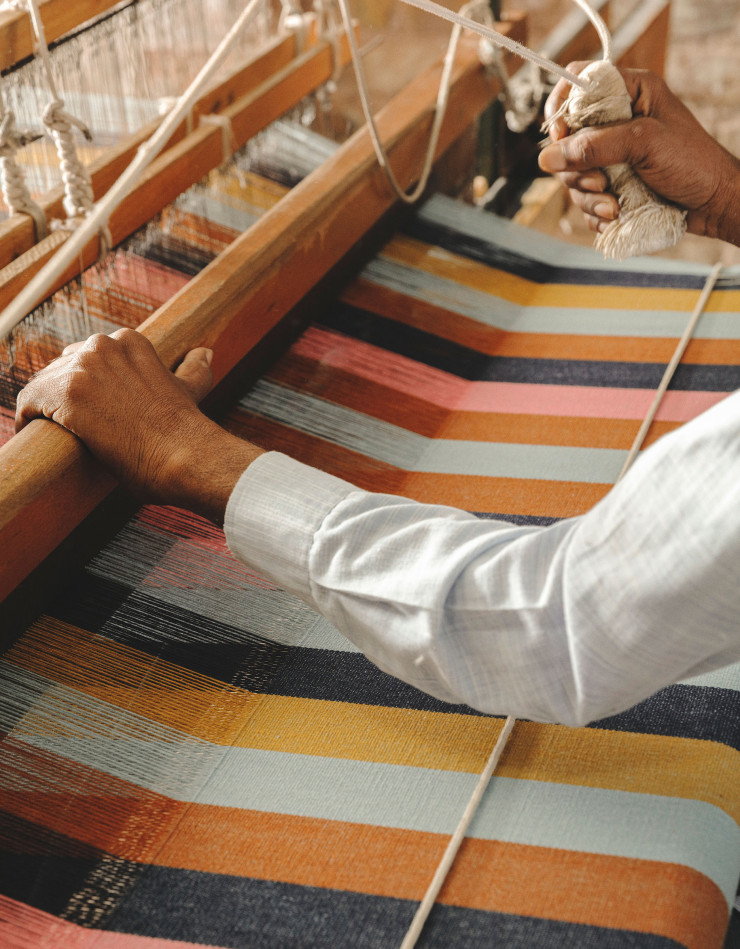 Tissage d’un tapis à plat par une artisane salariée de l’entreprise Rangsutra, en Inde.