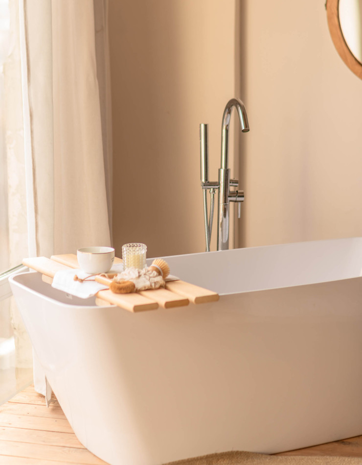 Une salle de bain aux teintes de crème clair, offrant une ambiance douce et apaisante.