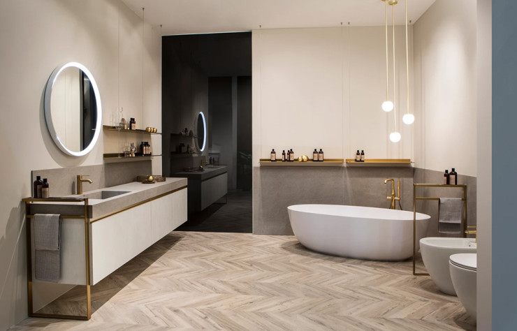 Une salle de bains captivante, alliant la chaleur du beige et l’élégance du gris foncé.