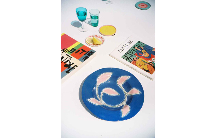 Nourrie du travail d’autres artistes majeurs, Laëtitia Rouget développe une série de motifs colorés qui habillent en un clin d’oeil les tables et les intérieurs.