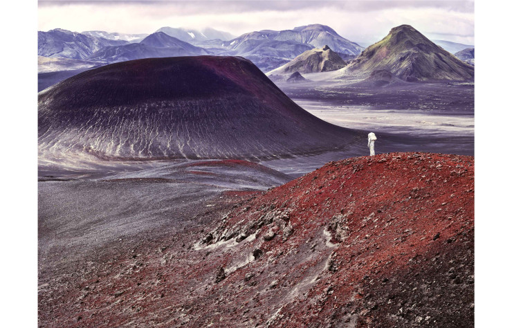 Dans l’oeuvre Iceland Moon Mars Simulation#1, MS2 Spacesuit, ISE, la figure d’un cosmonaute isolée et couplée à ce paysage aux couleurs cramoisies convoque l’imaginaire collectif développé autour de la planète Mars.