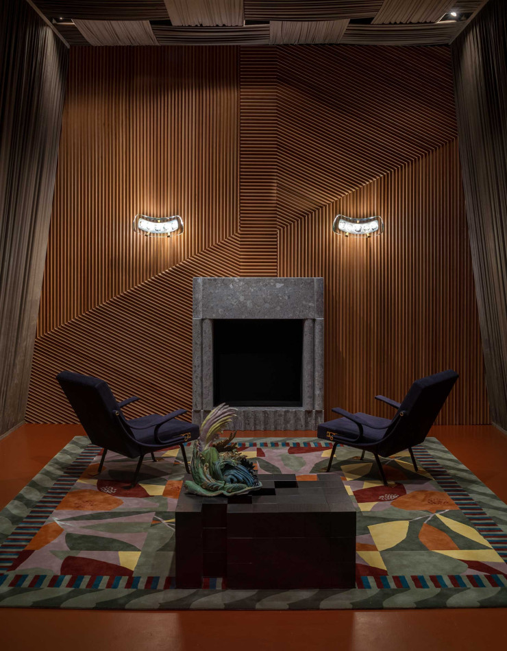 Pour la première fois l’année dernière, le studio était présent au Salon du meuble de Milan, avec l’installation « By the Fire », imaginée comme un double salon symétrique.