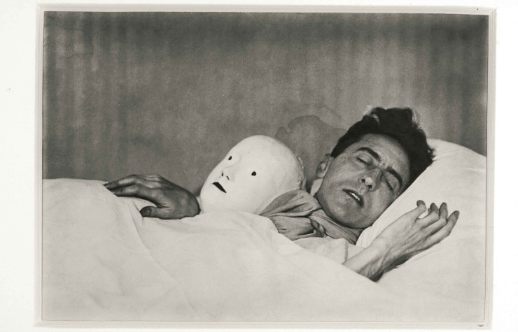 Sur cette image, la photographe Berenice Abbot met en scène le poète et écrivain Jean Cocteau en train de dormir à côté d’une étrange créature… Ici l’image du corps renvoyé aux regardeurs est celui inerte, abandonné au rêve, au repos.