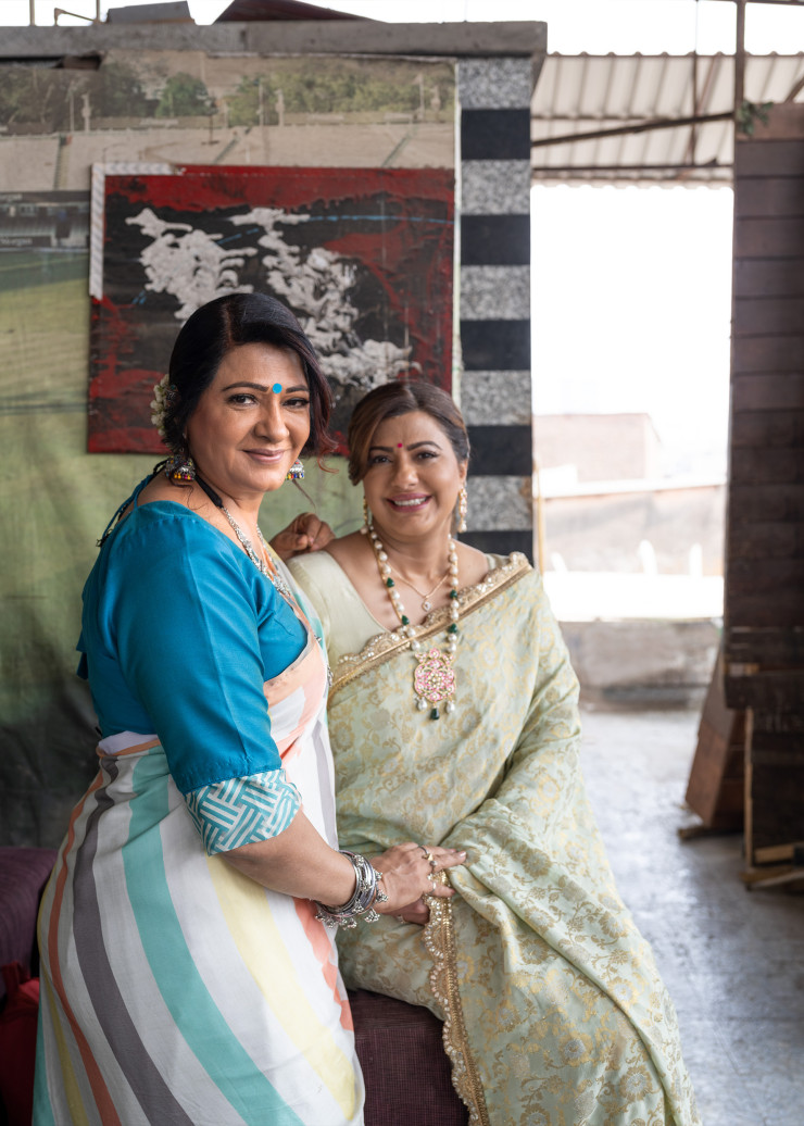 Les actrices Usha Bachani et Anisha Hinduja, figures de la série à succès Kundali Bhagya, entre deux prises.