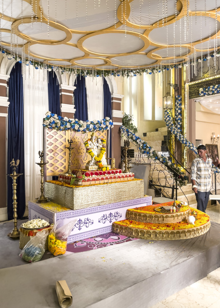 Un autel hindou richement paré, un faux hôpital, un salon de nouveaux riches, mais aussi un bureau de P-DG… Chez SJ  Studios, tous les intérieurs sont imaginables et escamotables… ce qui peut donner lieu à des associations inattendues lors des changements de décors.